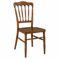 Chaise en bois massif brun avec dossier sculpté