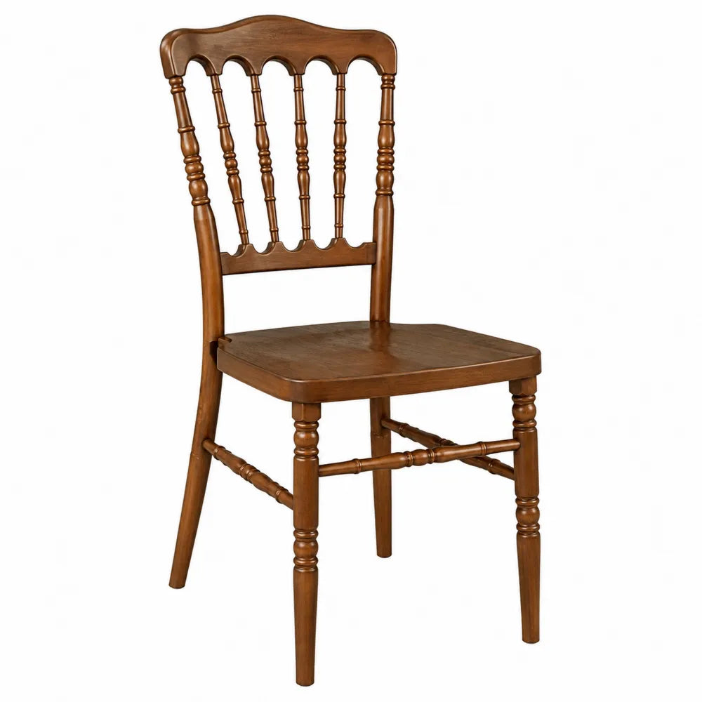 Chaise en bois massif brun avec dossier sculpté