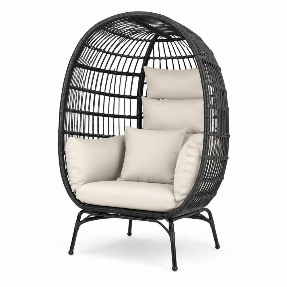 Fauteuil en rotin avec coussins en tissu beige