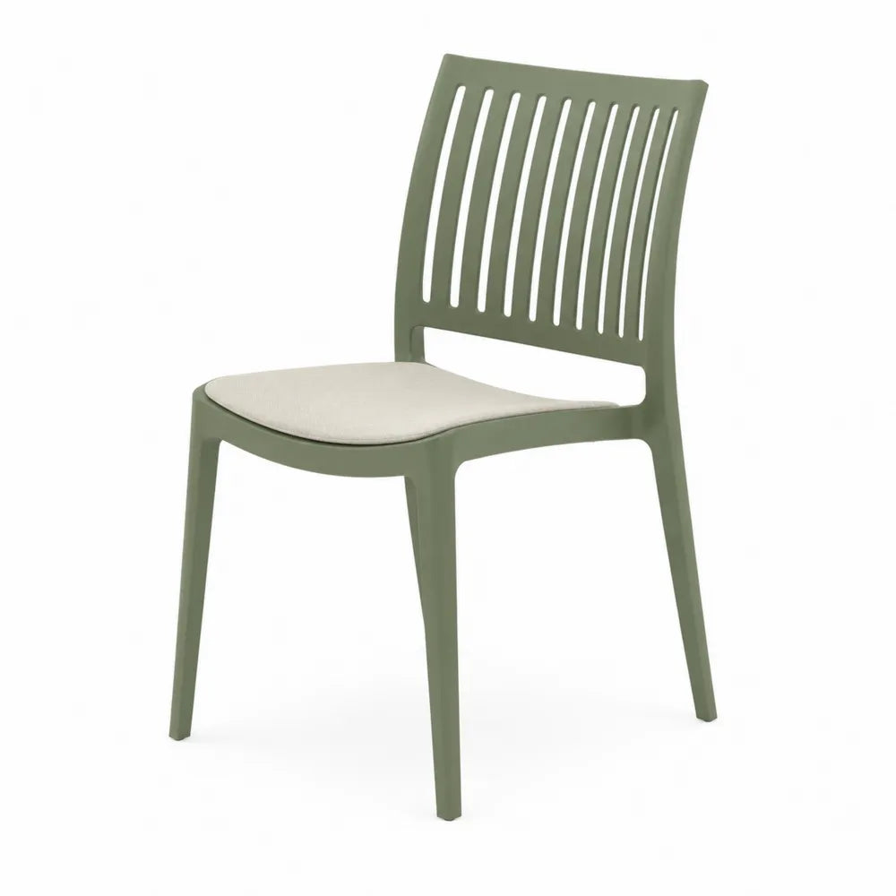 Chaise en plastique verte avec coussin en polyester