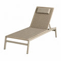 Chaise longue en aluminium et résine tressée beige